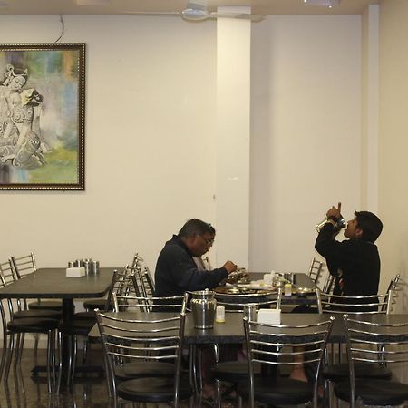 Hotel Radhika Inn トリンバック エクステリア 写真