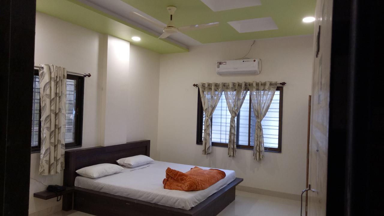 Hotel Radhika Inn トリンバック エクステリア 写真