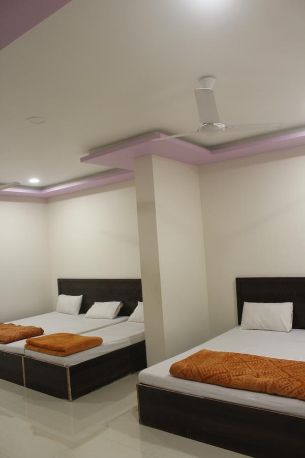 Hotel Radhika Inn トリンバック エクステリア 写真