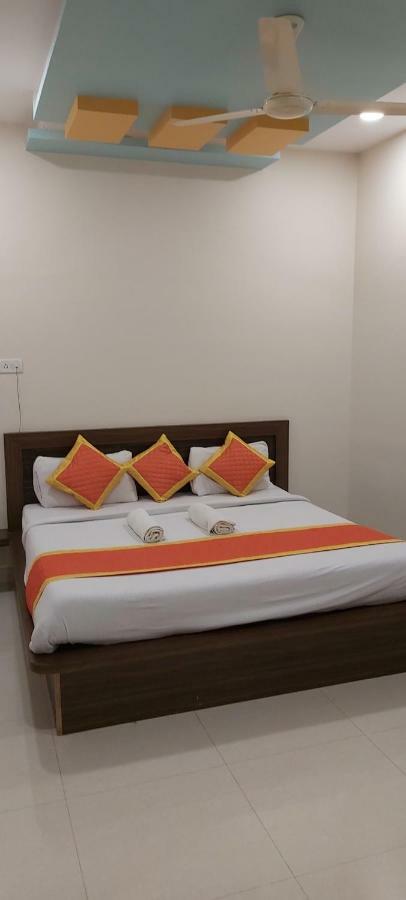 Hotel Radhika Inn トリンバック エクステリア 写真