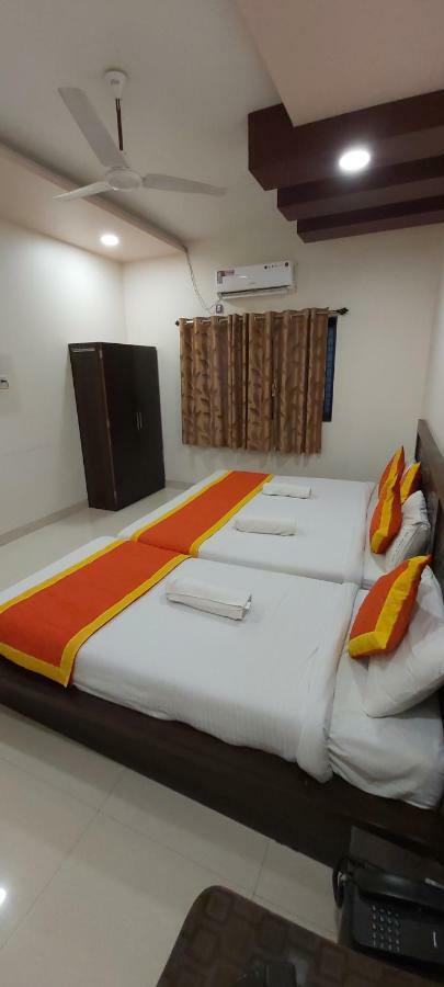 Hotel Radhika Inn トリンバック エクステリア 写真